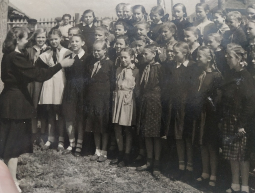 1953 год.Хор учащихся Головковской школы. Руководитель Макаркина А.И..jpg