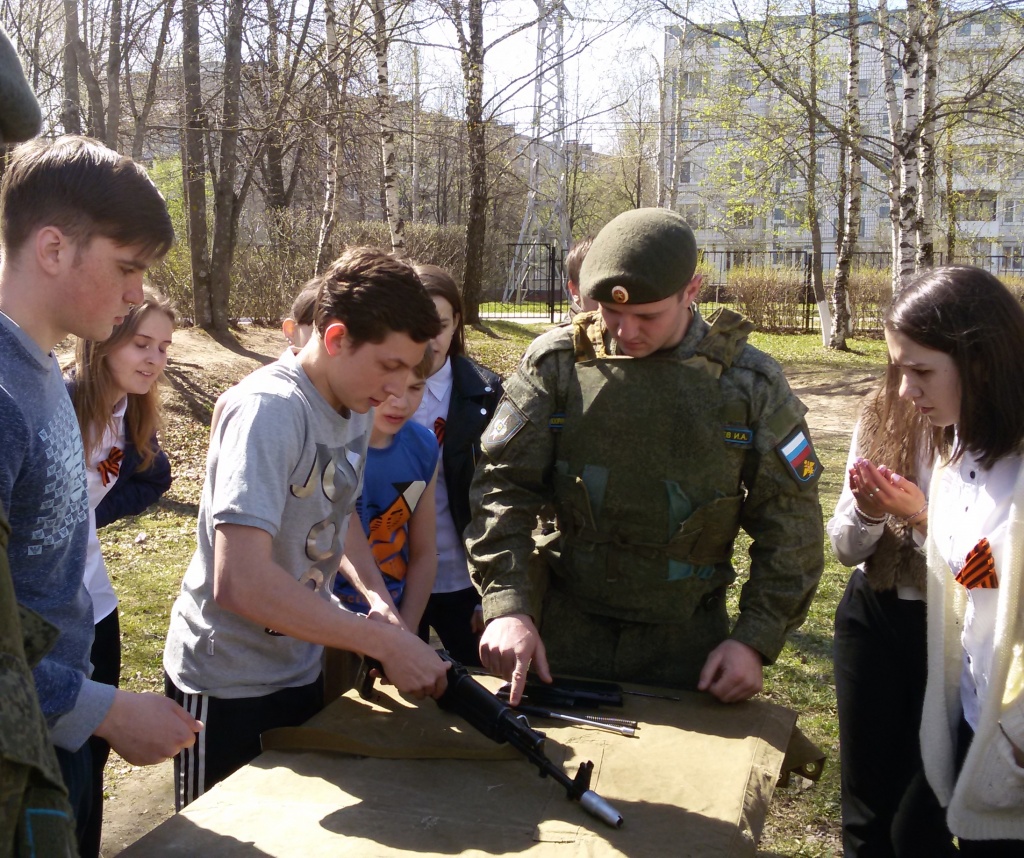 Зарница» при участии ветеранов и военных в/ч 12556 привлекла всех  школьников лицея №8.