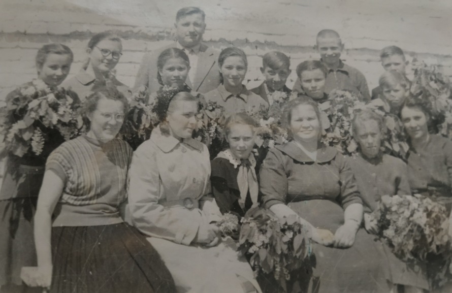 1959 – 1960 учебный год. Учащиеся 7 класса Пятницкой школы с учителями..jpg